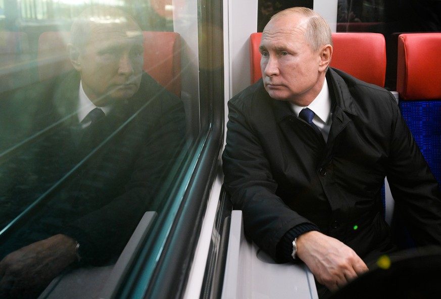 News Bilder des Tages MOSCOW, RUSSIA - NOVEMBER 21, 2019: Russia s President Vladimir Putin in an Ivolga train on the first Moscow Central Diameter MCD-1. Moscow Central Diameters MCD is a Moscow Gove ...