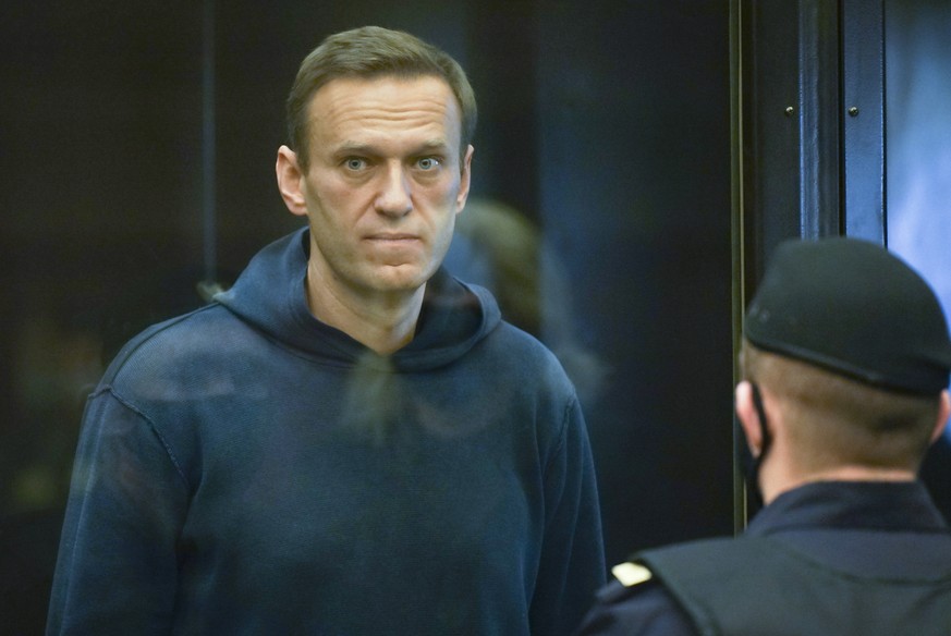 Alexej Nawalny im Käfig während einer Anhörung zu einem Antrag des russischen Strafvollzugsdienstes, die Bewährungsstrafe von Nawalny aus der strafrechtlichen Verurteilung von 2014 in eine echte Gefängnisstrafe umzuwandeln.