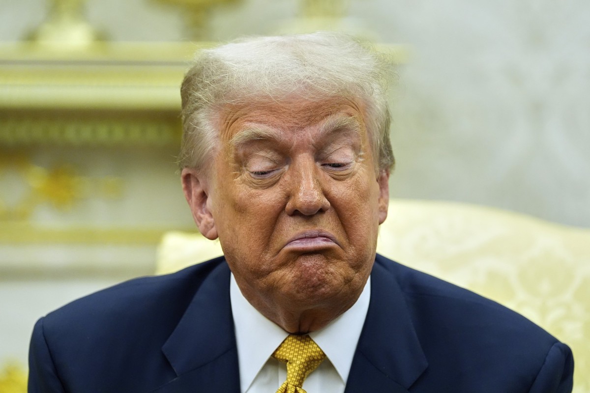 ARCHIV - 22.07.2025, USA, Washington: US-Präsident Donald Trump im Oval Office des Weißen Hauses während eines Gesprächs. (zu dpa: «Medien: Trump zieht im Streit um Zölle vor Supreme Court») Foto: Ale ...