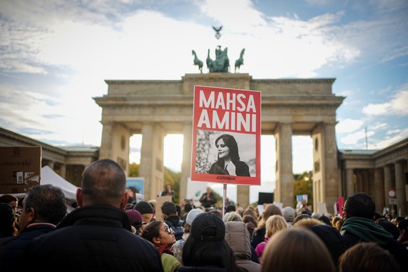 28.09.2022, Berlin: Teilnehmer nehmen an einer Kundgebung für Demokratie und Freiheit im Iran am Brandenburger Tor teil. Foto: Kay Nietfeld/dpa +++ dpa-Bildfunk +++