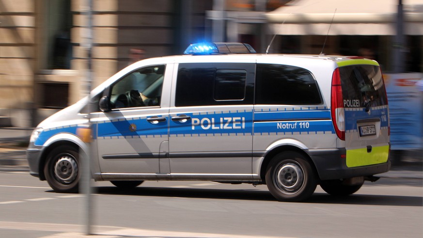 Einsatzwagen der Polizei mit eingeschaltetem Blaulicht bei einem Einsatz in der Innenstadt Frankfurt, Hessen, Deutschland *** Police car with blue light on during a deployment in the city center of Fr ...