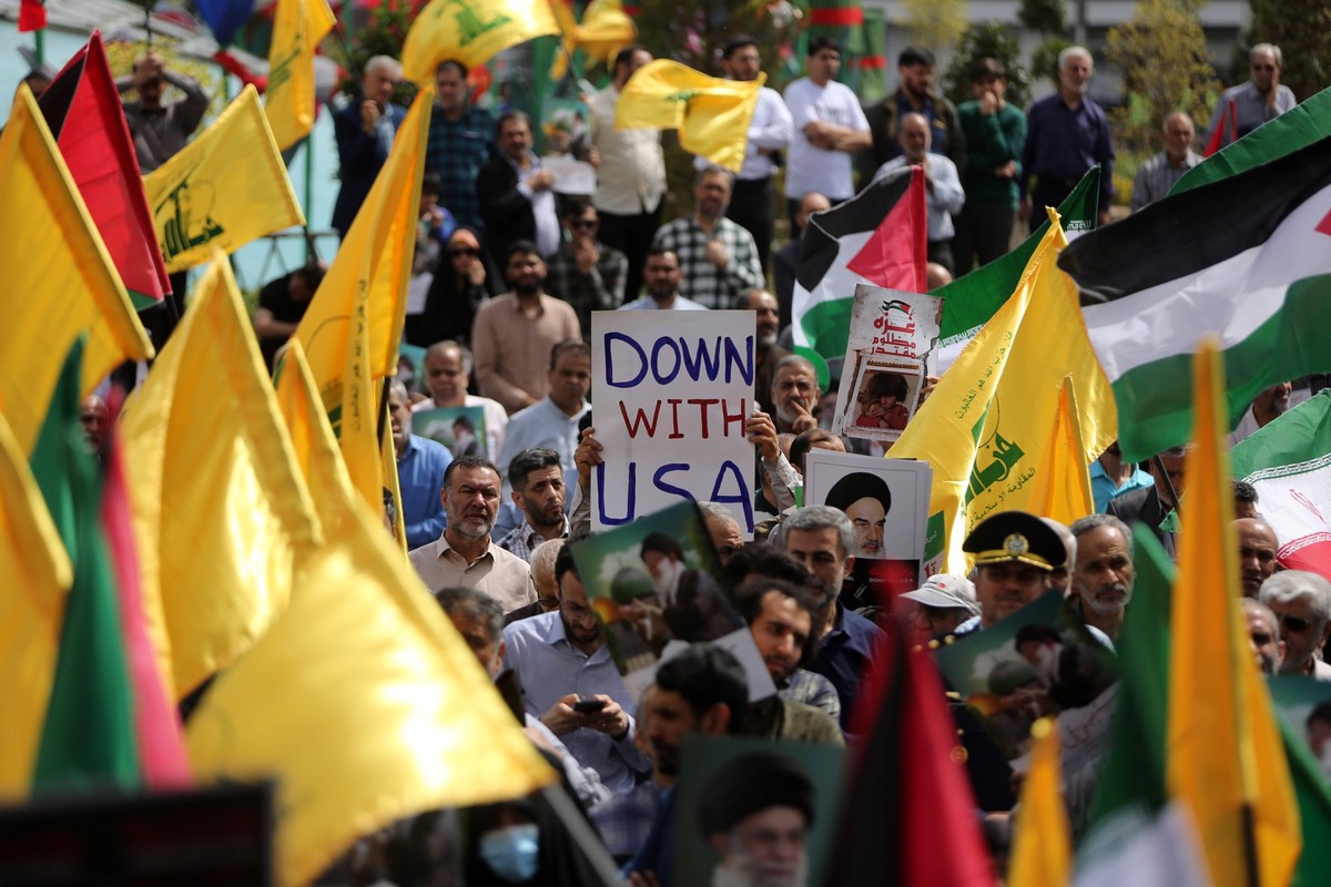 Protest in Tehran against Israel and United TEHRAN, IRAN - APRIL 11: Protesters wave Palestinian and Iranian flags and chant slogans against Israel and the United States during a demonstration after F ...