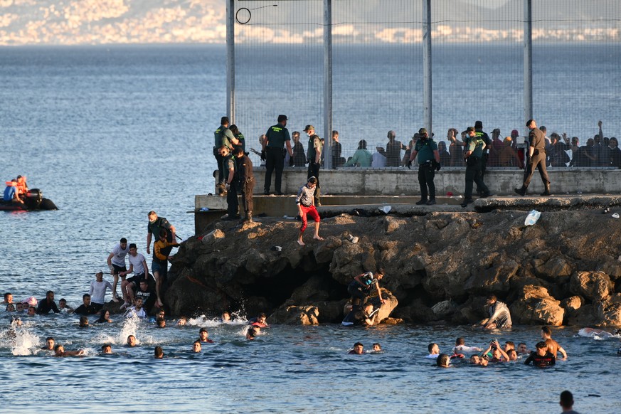 17.05.2021, Spanien, Ceuta: Migranten schwimmen von der marokkanischen Stadt Fnideq aus die spanische Nordafrika-Exklave Ceuta. Die in Ceuta erscheinende Zeitung