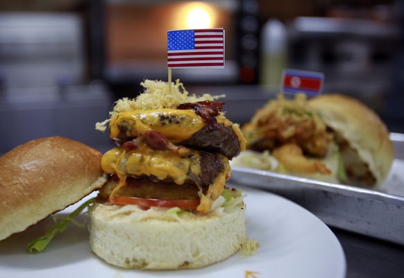 Nahaufnahme des "Durty Donald"-Burgers; im Hintergrund befindet sich der "Kim Jong Yum"-Burger
