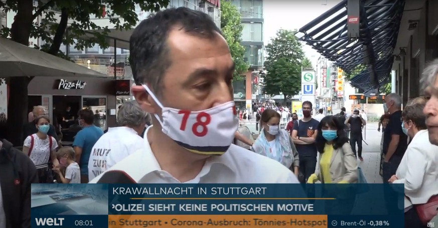 Ganz rechts im Bild: Ein Passant, der glaubt, "die Polizeidiktatur" sei Schuld an der Chaos-Nacht von Stuttgart.