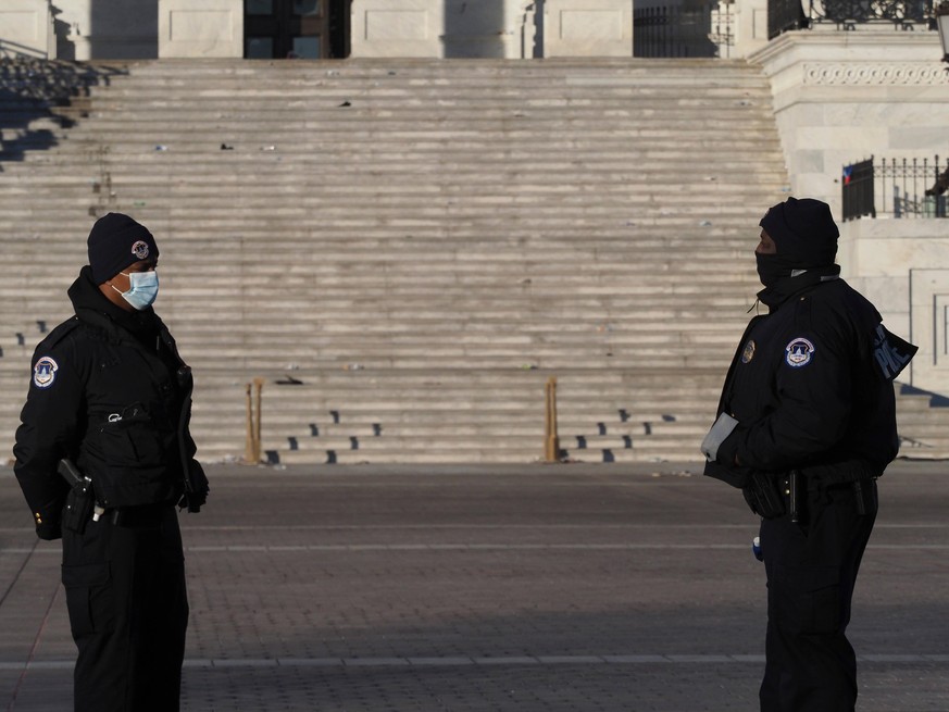 January 7, 2021, Washington, District of Columbia, USA: As the sun rose on the U.S. Capitol, the Capitol Police stand guard over the building. Washington USA - ZUMAd155 20210107_znp_d155_011 Copyright ...