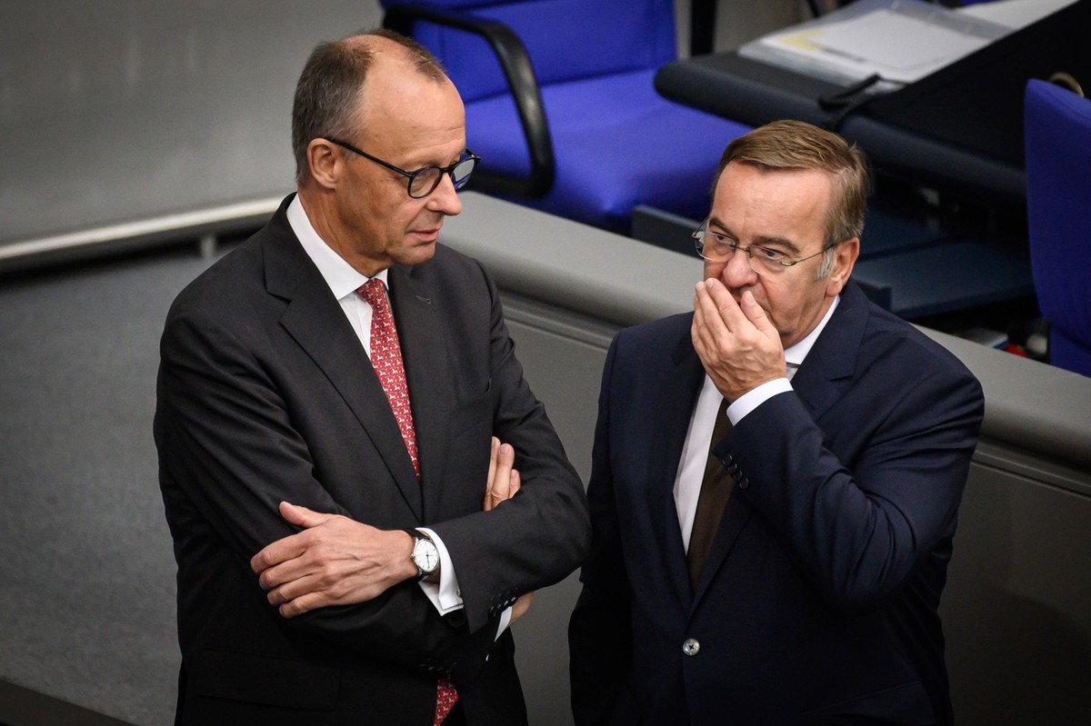 Berlin, Plenarsitzung im Bundestag Bundeskanzler Friedrich Merz CDU und Verteidigungsminister Boris Pistorius SPD w