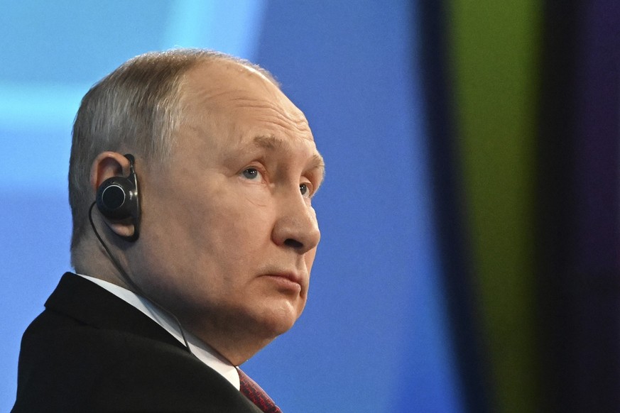 ARCHIV - 11.10.2023, Russland, Moskau: Auf diesem von der staatlichen Nachrichtenagentur Sputnik via AP veröffentlichten Foto nimmt Wladimir Putin, Präsident von Russland, an einer Plenarsitzung auf d ...