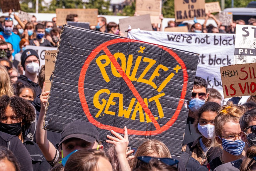 06.06.2020,Berlin,Deutschland,GER,Nach dem Tod von George Floyd kommen Tausende von Menschen zu einer Demonstration gegen Rassismus und Polizeigewalt am Alexanderplatz zusammen. *** 06 06 2020,Berlin, ...