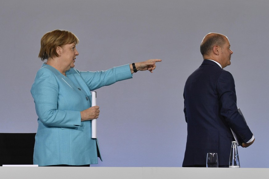 Bundeskanzlerin Angela Merkel (CDU) und Bundesfinanzminister Olaf Scholz (SPD) verlassen eine Pressekonferenz im Bundeskanzleramt.