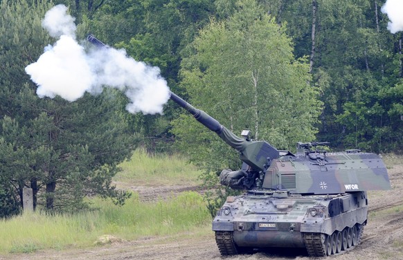 ARCHIV - 15.06.2009, Niedersachsen, Munster: Eine Panzerhaubitze 2000 der Bundeswehr feuert bei einer Fahrt auf dem Truppen