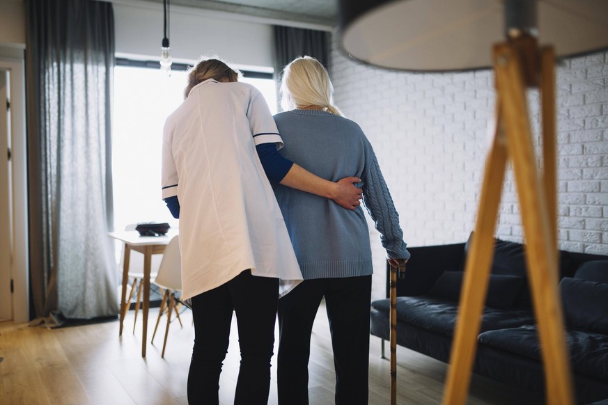 Frau zu Fuß mit Krankenschwester Altersheim. Auflösung und hohe Qualität schönes Foto *** Woman to Foot with Nurse Home for the aged Resolution and high Quality Beautiful Photo Copyright: imageBROKER/ ...