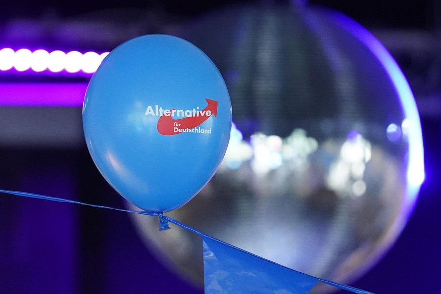 Ein Luftballon hängt an einem Band bei der Wahlparty der AfD zur Landtagswahl in Mecklenburg-Vorpommern.