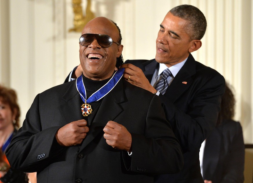 Barrack Obama zeichnet Stevie Wonder mit einer präsidialen Medaille der Freiheit im Weißen Haus aus. 