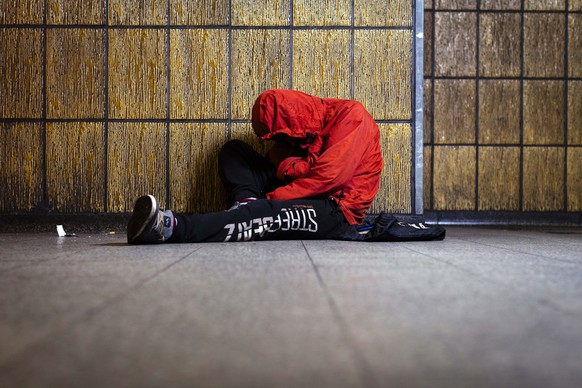 Wohnungslos: Auch an heißen Sommertagen tragen viele Obdachlose lange Kleidung und Jacken – und schwitzen dadurch besonders stark.