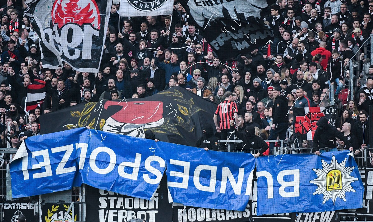 02.03.2019, xpsx, Fussball 1.Bundesliga, Eintracht Frankfurt - TSG 1899 Hoffenheim v.l. Bundespolizei Plakat Banner Fans Zuschauer Eintracht Frankfurt (DFL/DFB REGULATIONS PROHIBIT ANY USE OF PHOTOGRA ...