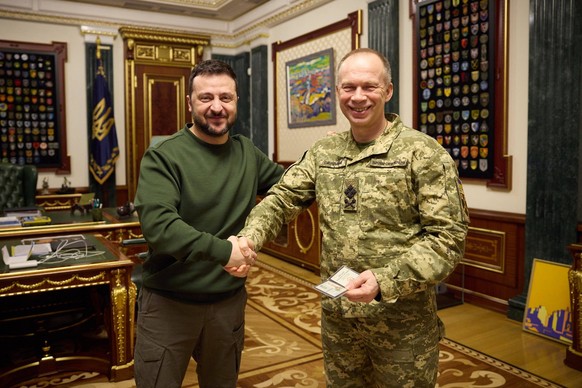 News Bilder des Tages President Zelenskyy Meets with New Military Leadership Team - Kyiv HANDOUT - Ukrainian President Volodymyr Zelenskyy, left, presents Commander in Chief of the Ukrainian Armed For ...