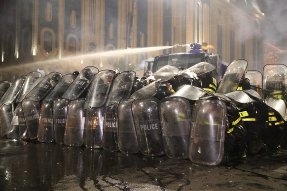 Die Polizei setzte Gummikugeln, Tränengas und Wasserwerfer gegen die Protestierenden ein.