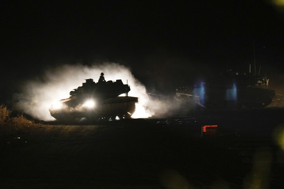 30.09.2024, Israel, Grenze Israel-Libanon: Ein israelischer Panzer manövriert im Norden Israels nahe der israelisch-libanesischen Grenze. Foto: Baz Ratner/AP/dpa +++ dpa-Bildfunk +++