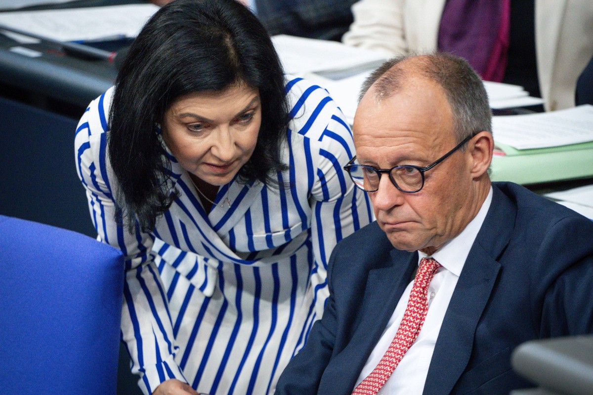 Deutscher Bundestag, 17. Plenarsitzung Bundeskanzler Friedrich Merz CDU im Gespraech mit Katherina Reiche, Bundesministerin fuer Wirtschaft und Energie auf der Regierungsbank bei der 17. Sitzung des D ...