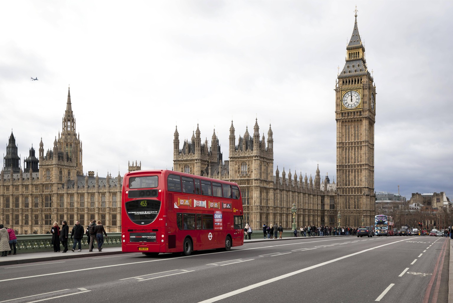 18.02.2012, London, Grossbritannien - Routemaster auf der Westminster Bridge vor dem Houses of Parliament und Big Ben.

18 02 2012 London UK Routemaster on the Westminster Bridge before the Houses o ...