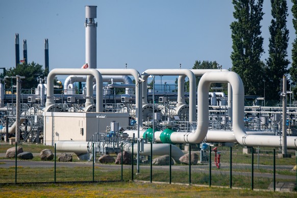 ARCHIV - 20.07.2022, Mecklenburg-Vorpommern, Lubmin: Rohrsysteme und Absperrvorrichtungen in der Gasempfangsstation der Ostseepipeline Nord Stream 1 und der