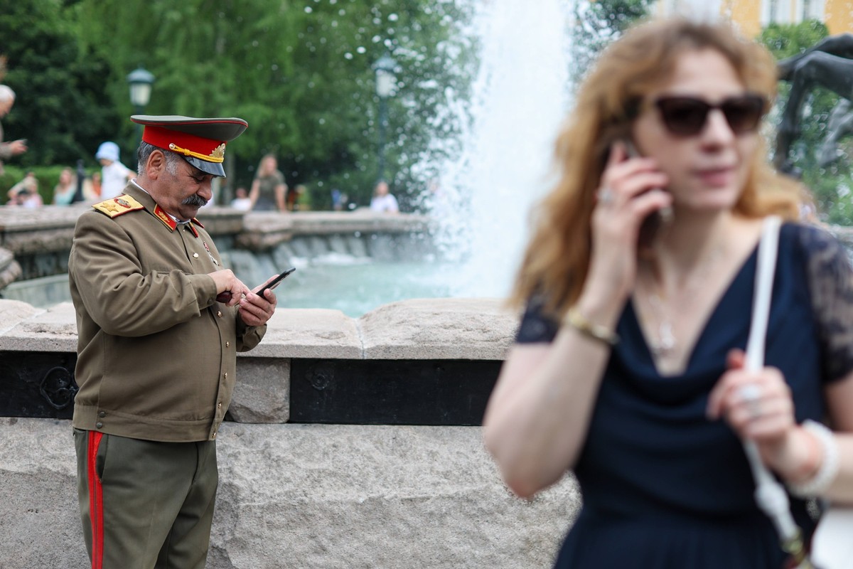 30.05.2025. Russia. Moscow. Street actor dressed as Stalin in the center of Moscow Alexey Belkin/NEWS.ru BelkinxAlexey