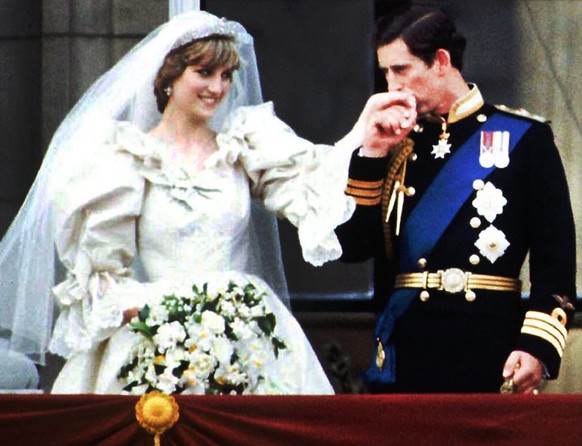 Den höchsten Schätzpreis erhielt ein Tortenstück von der Hochzeit von Prinz Charles und Prinzessin Diana
