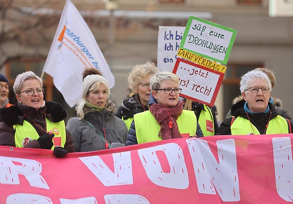 29.01.2020 Die Stadt Aschersleben // Demonstration Streik der Angestellten der AMEOS Kliniken für Tarif Bezahlung Verdi Schellhorn, August Bebel Platz 9, e 6108 Halle. . Der Fotograf übernimmt keine H ...