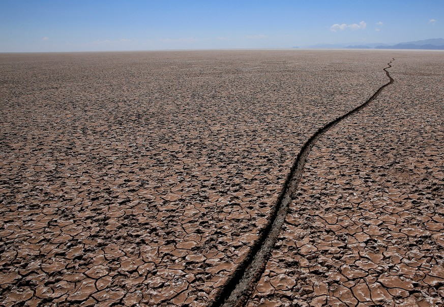 A view of dried lake Poopo affected by climate change, in the Oruro Department, Bolivia, September 1, 2017. Picture taken September 1, 2017. REUTERS/David Mercado