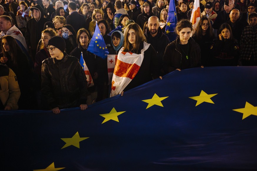 Georgien, pro-europäische Kundgebung in Tiflis - Opposition demonstration, Georgia chooses Europe in Tbilisi - 20/10/2024 - Georgia Europe / Tbilisi / Tbilisi - Tens of thousands of people took part i ...