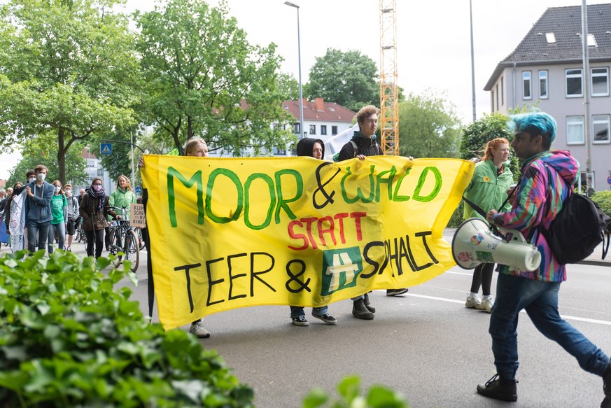 Oldenburg Demonstration gegen den A20 Bau, Oldenburg, 21.05.2022 GER, Demonstration mit 150 Personen gegen den Bau der Küstenautobahn in Niedersachsen. Oldenburg, 21.05.2022 *** Oldenburg demonstratio ...