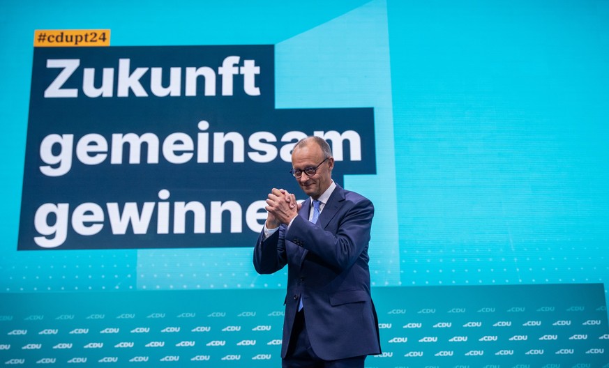 06.05.2024, Berlin: Friedrich Merz, CDU Bundesvorsitzender, nimmt nach seiner Rede beim CDU-Bundesparteitag den Beifall entgegen. Beim Parteitag der Union wird die Führungsspitze neu gewählt und ein n ...