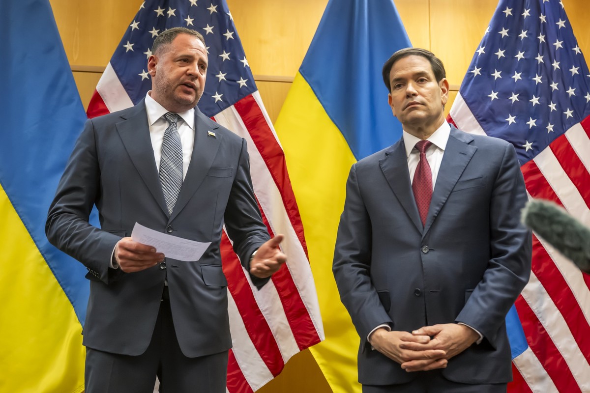 23.11.2025, Schweiz, Genf: Andrij Jermak (l), Leiter des Präsidialamts der Ukraine, und US-Außenminister Marco Rubio sprechen mit Journalisten im Rahmen ihrer Konsultationen über den Trump-Friedenspla ...