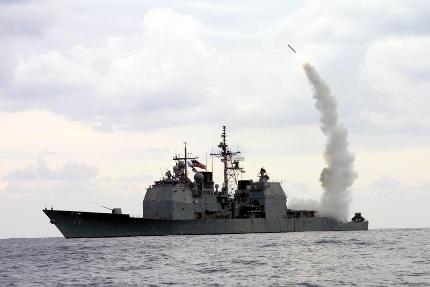 ARCHIV - 23.03.2003, ---, USS Cape St. George: Ein Tomahawk-Marschflugkörper (TLAM) startet vom Lenkwaffenkreuzer USS Cape St. George (CG 71) im Einsatz im Mittelmeer. Australien plant den Kauf von bi ...