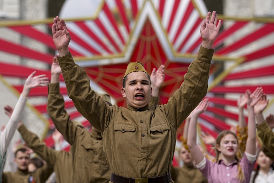 06.05.2023, Russland, Moskau: Moskauer Studenten, gekleidet historischer Uniform, tanzen den «Siegeswalzer» als Teil der Feierlichkeiten zum Tag des Sieges vor dem historischen Haupttor des VDNKh, der ...