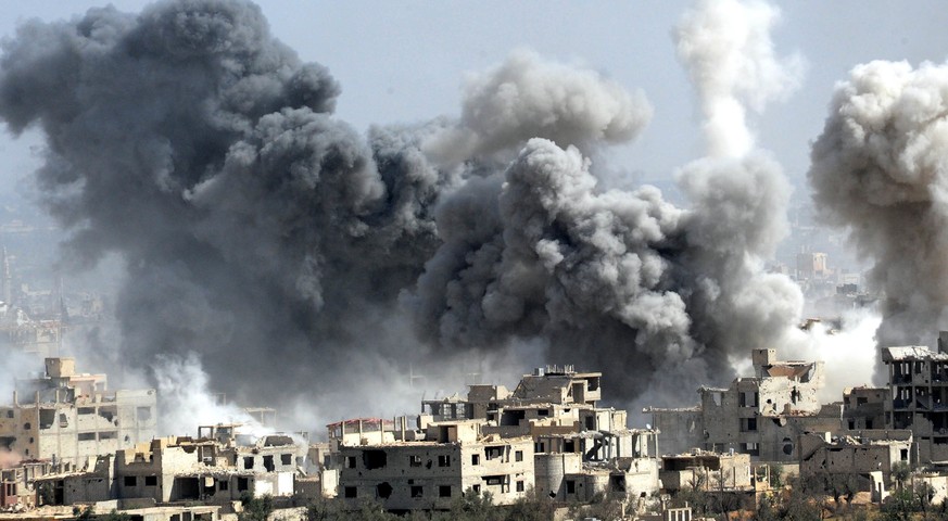 Rauch steigt nach dem Einschlag einer Rakete der syrischen Armee über Duma auf. Wegen der anhaltenden Angriffe auf die belagerten Gebiete Afrin und Ost-Ghuta in Syrien sind erneut Tausende Menschen au ...
