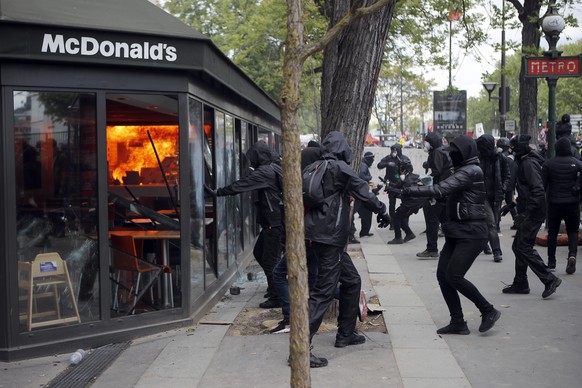 Paris: Aktivisten werfen Molotowcocktails in ein McDonald Restaurant während einer Demonstration zum 1. Mai.
