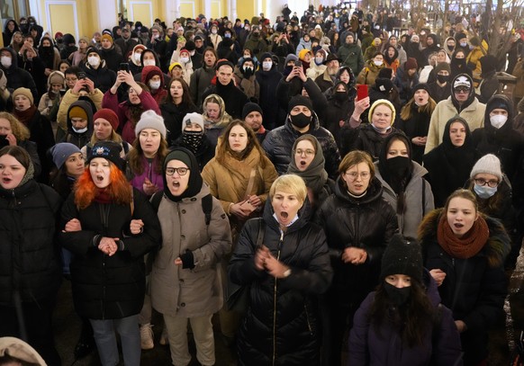 25.02.2022, Russland, St. Petersburg: Menschen nehmen an einer Demonstration teil. Bei erneuten Anti-Kriegs-Demonstrationen in Russland gegen den Einmarsch ins Nachbarland Ukraine sind nach Angaben vo ...