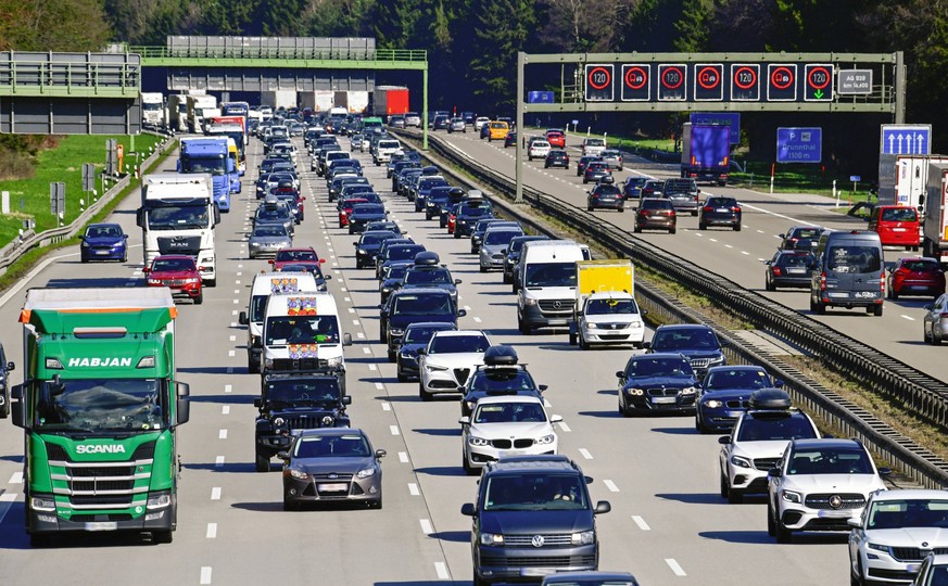 Osterreiseverkehr, Stau auf Autobahn A8, München-Salzburg, Reiseverkehr in Richtung Süden links, südlich von München, 1. April 2023 Deutschland, Hofolding bei München, 1. April 2023, Osterreiseverkehr ...