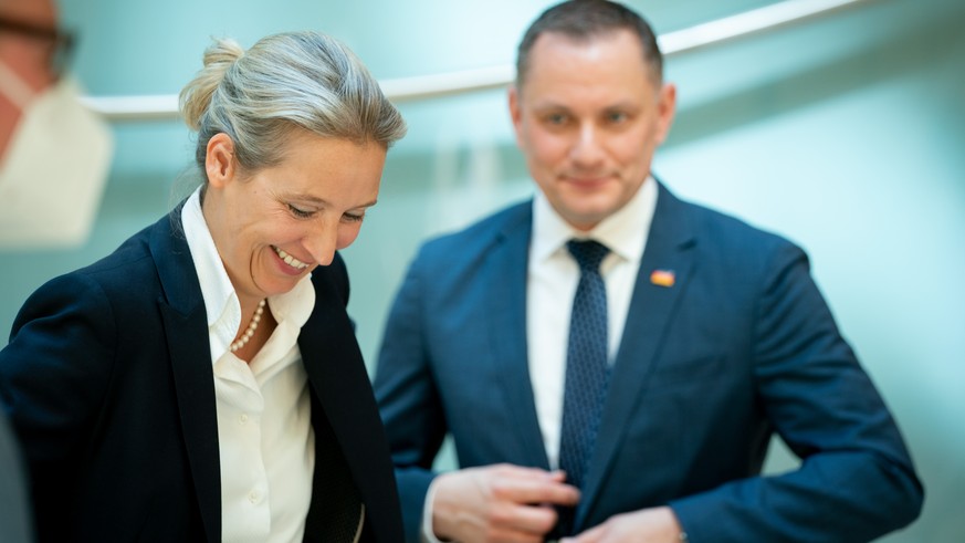 05.05.2021, Berlin: Alice Weidel, Fraktionsvorsitzende der AfD im Bundestag, und Tino Chrupalla, AfD-Bundesvorsitzender, stellen sich den Medienvertretern als Spitzenkandidatenduo der AfD f