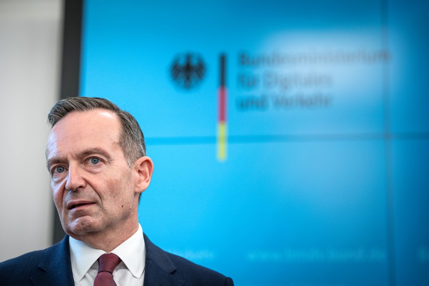 Pressekonferenz des Bundesverkehrsminister zur Finanzierung des Deutschlandticket Volker Wissing Bundesverkehrsminister FDP im Portrait bei der Pressekonferenz im Anschluss an die Verhandlungen der Mi ...