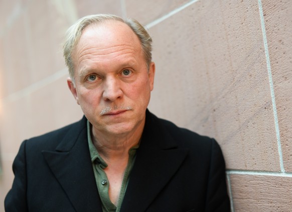 ARCHIV - 16.11.2017, Frankfurt/Main: Der Schauspieler Ulrich Tukur. (zu dpa �Schauspieler sorgen mit #allesdichtmachen f�r Aufsehen�) Foto: Arne Dedert/dpa +++ dpa-Bildfunk +++