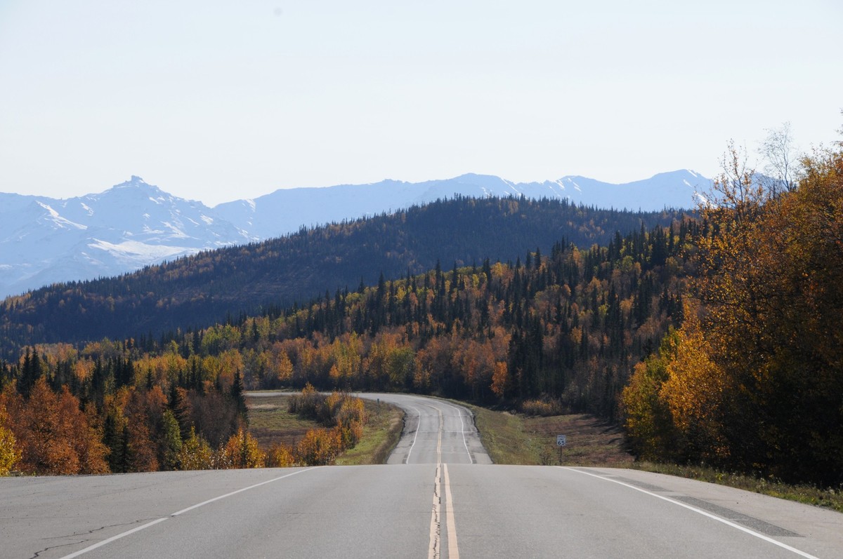 ARCHIV - Leere Straßen durch die Weite: Auf den Highways inmitten der Natur Alaskas ist nicht viel los. (zu dpa: «Polarlichter am Highway - Herbstlicher Roadtrip in Alaska») Foto: Finn Huwald/dpa-tmn ...