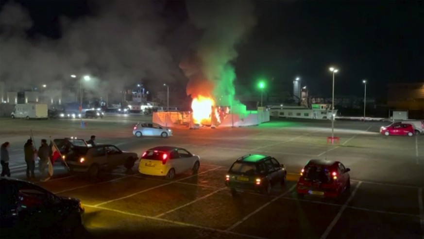 In Urk nahe Amsterdam wurde ein Corona-Testzentrum in Brand gesteckt.