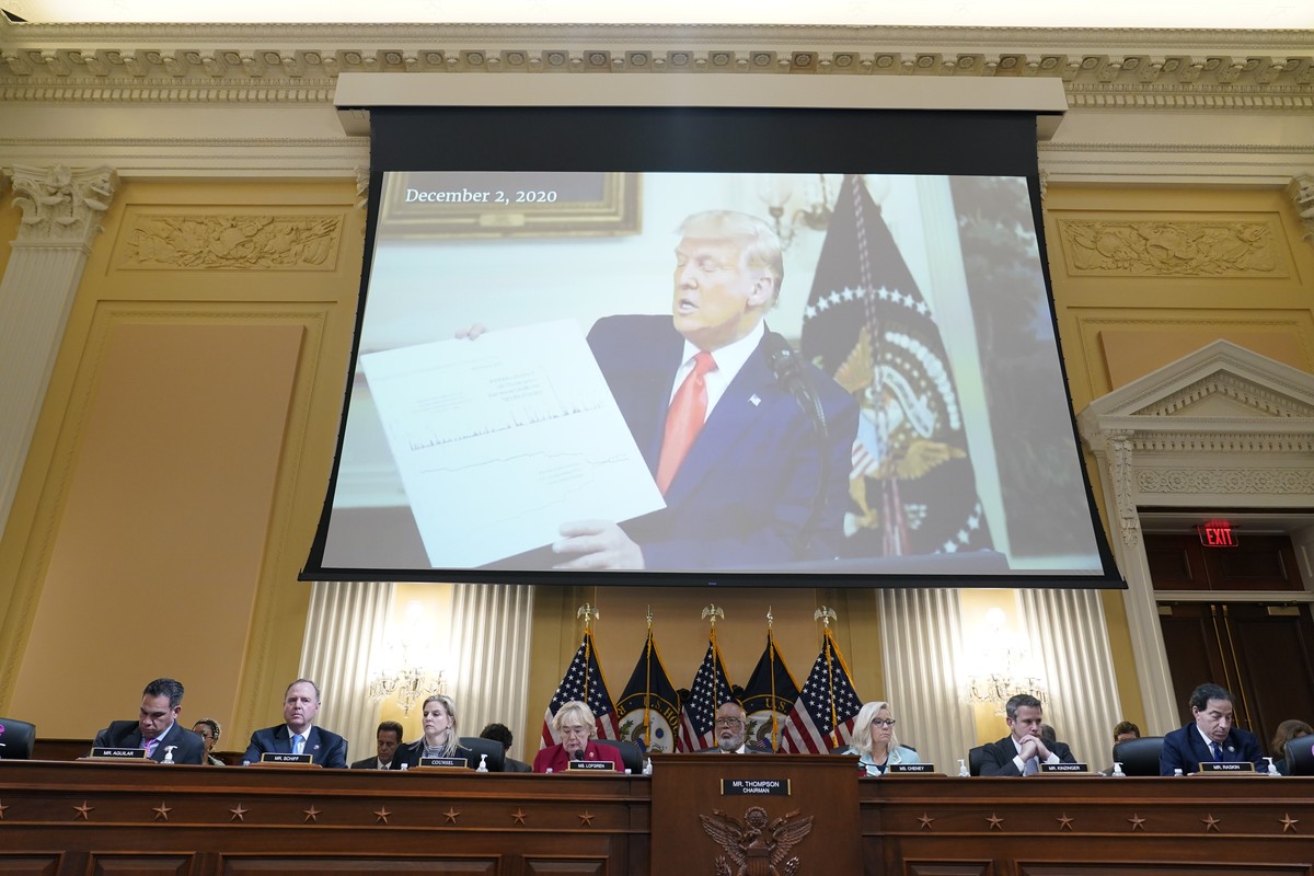 13.06.2022, USA, Washington D.C.: Ein Video des ehemaligen US-Präsidenten Trump wird auf einem Bildschirm abgespielt, während der Untersuchungsausschuss des Repräsentantenhauses, der den Anschlag auf ...