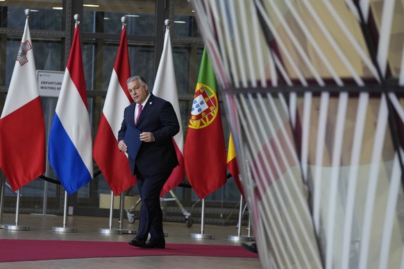 14.12.2023, Belgien, Brüssel: Ungarns Ministerpräsident Viktor Orban trifft zum EU-Gipfel im Gebäude des Europäischen Rates in Brüssel ein. Die Staats- und Regierungschefs der Europäischen Union werde ...