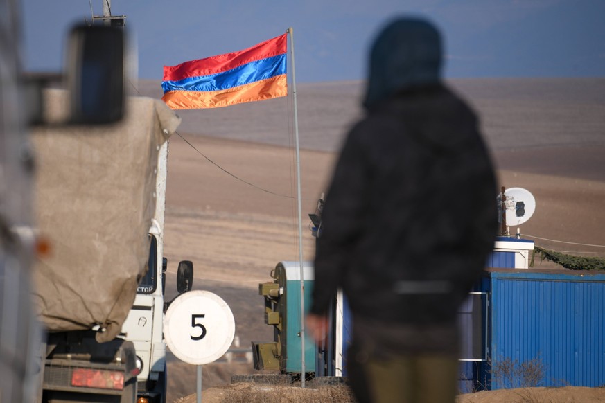 Armenien, Spannungen am Latschin-Korridor der Verbindung nach Bergkarabach Armenia: Lachin corridor in Nagorno-Karabakh ARMENIA, LACHIN DISTRICT - DECEMBER 26, 2022: An Armenian flag waves at a checkp ...