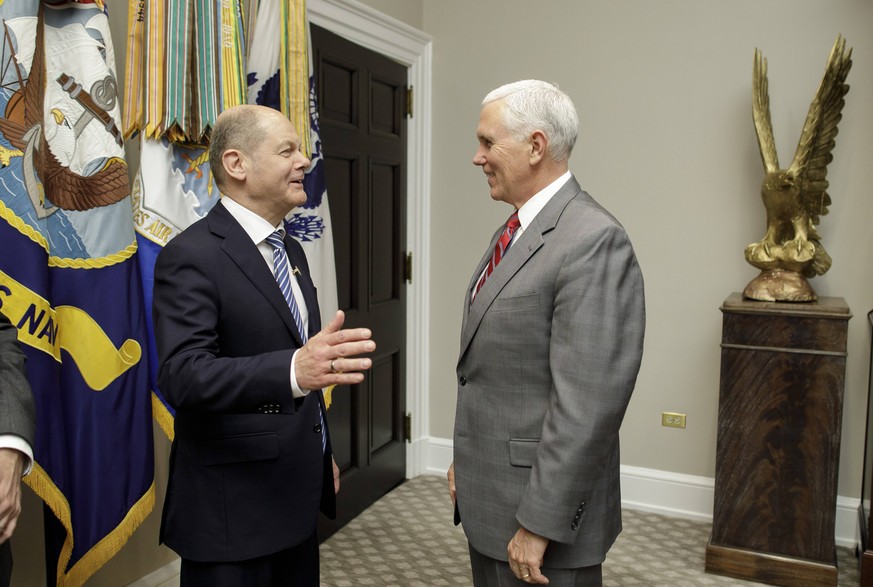 Bundesfinanzminister Olaf Scholz, SPD, nimmt in Washington an der IWF Fruehjahrstagung teil. Hier bei einem Treffen mit dem US-Vizepraesidenten Mike Pence. Washington 19.04.2018 Washington USA *** Fed ...