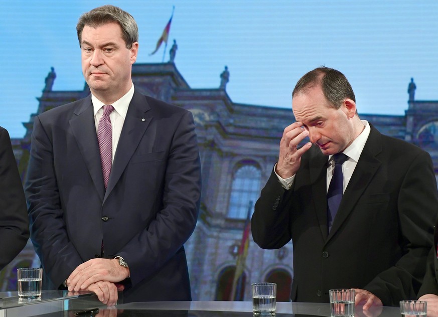 ARCHIV - 14.10.2018, Bayern, München: Markus Söder (CSU, l), Ministerpräsident von Bayern, steht neben Hubert Aiwanger, damaliger Spitzenkandidat und Partei-Chef der Freien Wähler in Bayern, während e ...